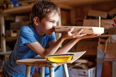Baumeister statt Stubenhocker. Wo es nicht um Strom oder Kletterei geht, können sich schon Grundschulkids als Heimwerker betätigen – und dabei viel lernen. Foto: fotolia.com © EvgeniiAnd