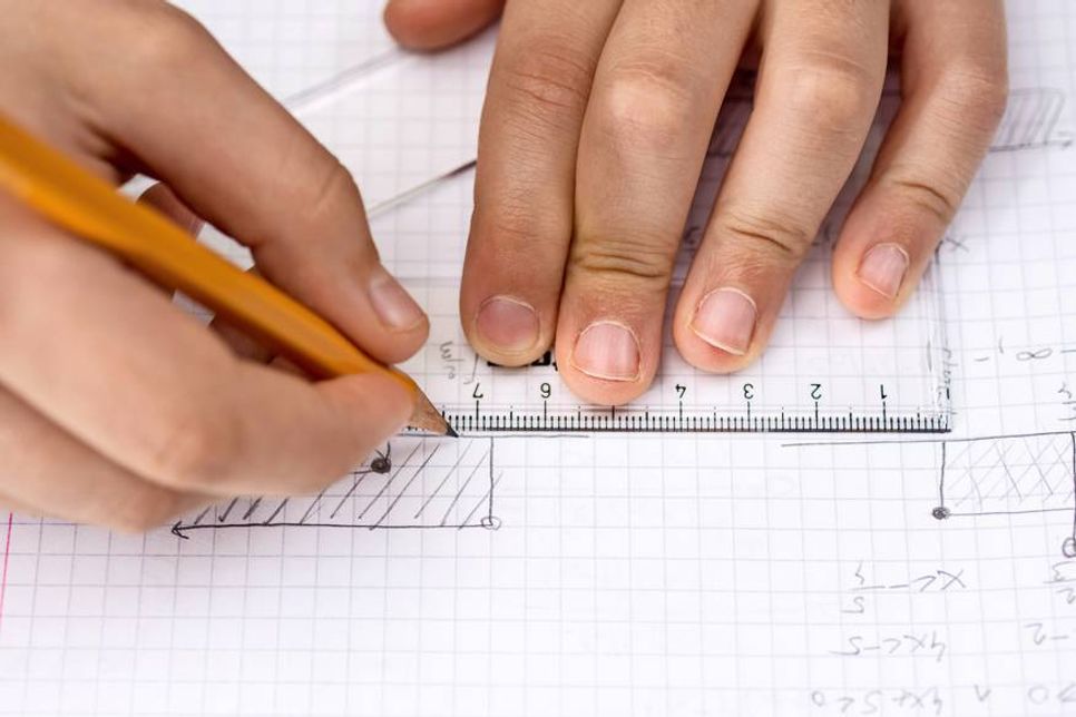 Mathe vermittelt nur Theorie. Beim Einzeichnen von Maßangaben können Kids dieses Wissen jedoch praktisch ausprobieren. Foto: fotolia.com © Victority