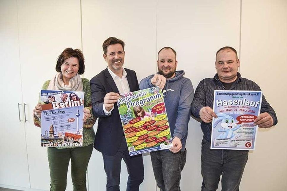 Mit Ratekaus Bürgermeister Thomas Keller (2.v.l.) stellten die Jugendarbeiter Ines Fellner, Patrick Bohle (2.v.r.) und André Hüttig die drei großen Angebote vor, die die Gemeindejugendpflege und der Gemeindejugendring Ratekau in nächster Zeit anbieten.