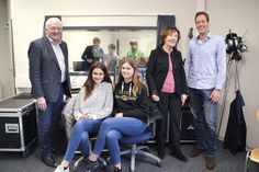 Schulleiter Peter Schultalbers (li.) freut sich mit Lehrer Jan-Taken de Vries über die Spende von Heidrun Ulbrich (Ulbrich-Stiftung Timmendorfer Strand). Valerie und Lisa (re., beide 15) stellen die Playlists für das Schulradio zusammen. (Foto: René Kleinschmidt)