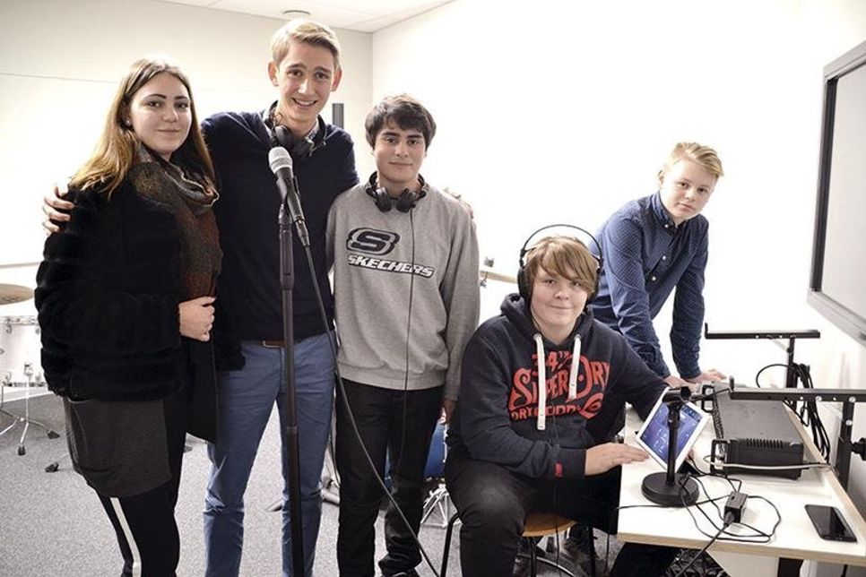 Wiebke (15, von links), Laurenz (17) und Andy (16) gehören zum Moderatoren-Team und sind auch für die Textbeiträge des Schulradios verantwortlich während sich Luca (15, sitzend) und Elias (13) um die Technik kümmern. (Foto: René Kleinschmidt)
