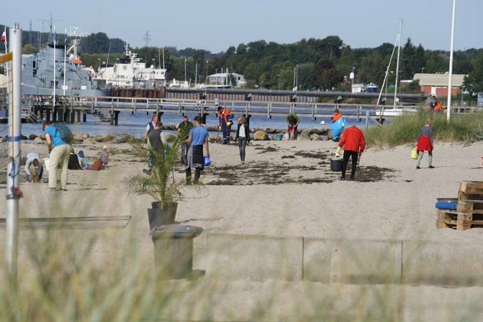 Jede*r,  der  sich  für unverschmutzte Strände und eine saubere Umwelt engagieren möchte, ist herzlich eingeladen beim Müllsammeln zu unterstützen.