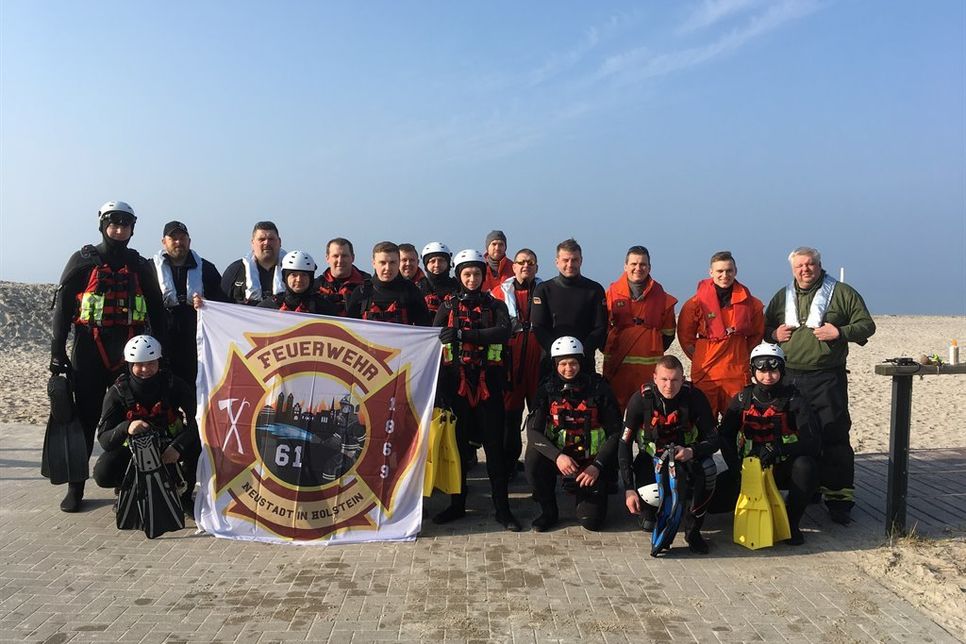 10 Rettungsschwimmer und 10 Bootsführer der Feuerwehr Neustadt stellen sich am Wochenende einer umfassenden Übung. Fotos: Feuerwehr Neustadt.