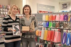 Jacqueline Weider (Einkaufsleiterin) und Annabell Byszio (stellvertretende Einkaufsleiterin) präsentieren die neue Kreativabteilung (v. re.).