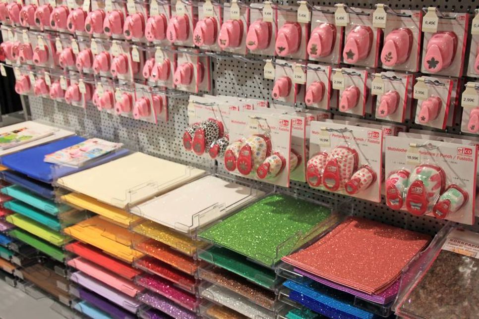 Bastelmaterial und Zubehör in allen Farben, Formen und Materialien füllen die Regale der Bastelabteilung.