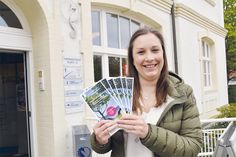 Lea Muuß, Auszubildende der TSNT GmbH, freut sich als Projektverantwortliche über weitere Kunstwerke.