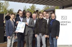 Marc Tietz  (von links) und Hans-Wilhelm Hagen (beide Neue Musikimpulse SH gUG), André Rosinski (Tourismus-Agentur Lübecker Bucht), Schulleiter Peter Schultalbers (Grund- und Gemeinschaftsschule der Gemeinde Scharbeutz in Pönitz), Michael Knarr, Jan-Taken de Vries (beide Lehrer der GGeS), Jörn Grabbert (Volksbank Eutin) und Prof. Bernd Ruf (Musikhochschule Lübeck) stellten in der Pönitzer Schule das Programm vor. (Foto: hfr)