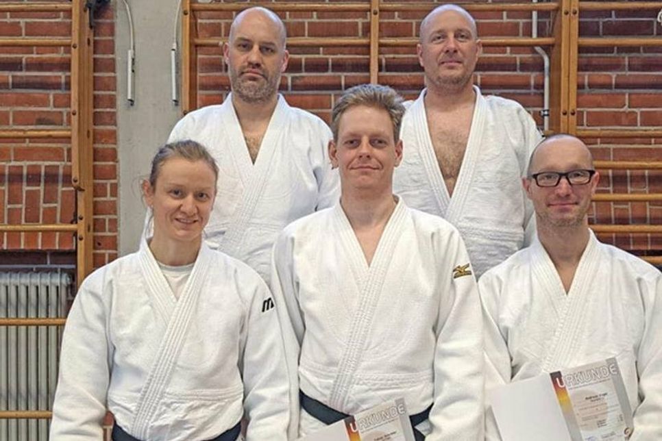 Glücklich und stolz waren die Trainerinnen und Trainer nach der Dan-Prüfung.