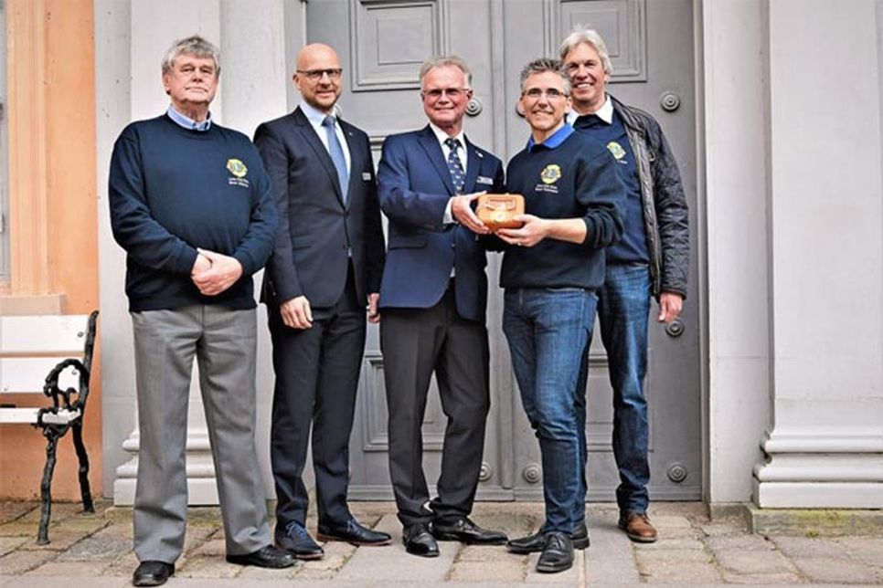 (von rechts) Wolfgang Engel (Vorsitzender des Fördervereins), Rainer Triebwasser, Detlev Küfe, Tim Kraushaar (Lions-Präsident), Bernd Ahlgrimm (Schriftführer Förderverein)