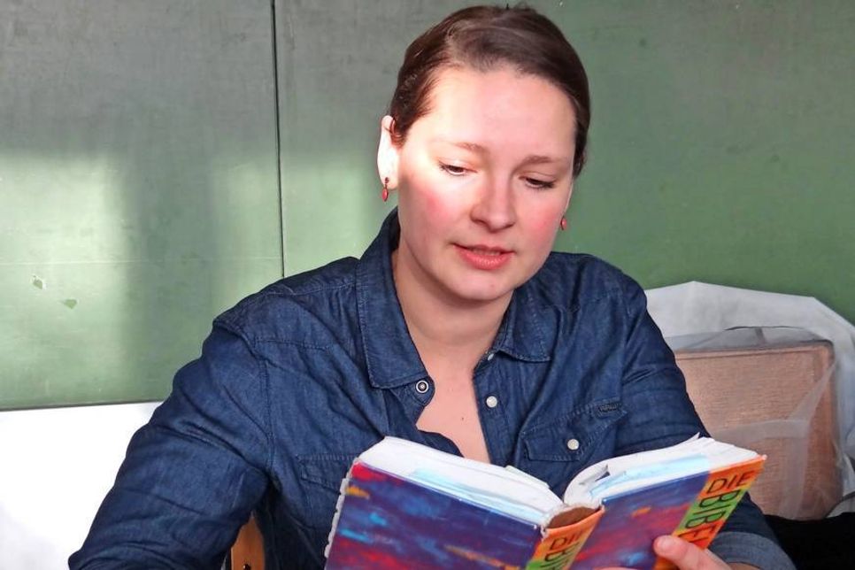 Sarah Lotzkat stellt ein Gebet aus der Bibel vor. (Fotos: Heike Rhein)