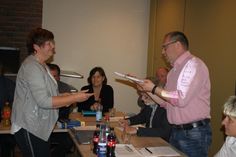 Im Namen der Bürgerinitiative zum Erhalt des Schwimmbades überreichte Marion Haeger 271 Unterschriften an Bürgermeister Harald Behrens. Diese werden nun von der Verwaltung in Grömitz geprüft und anschließend von der Kommunalaufsicht eingesehen.