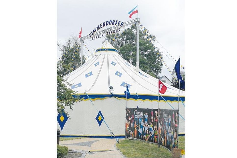 In einem richtigen Zirkuszelt, das neben dem „Alten Rathaus“ in Timmendorfer Strand aufgebaut ist, können Kids ihre Kunststücke und mehr lernen und präsentieren.