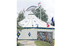 In einem richtigen Zirkuszelt, das neben dem „Alten Rathaus“ in Timmendorfer Strand aufgebaut ist, können Kids ihre Kunststücke und mehr lernen und präsentieren.