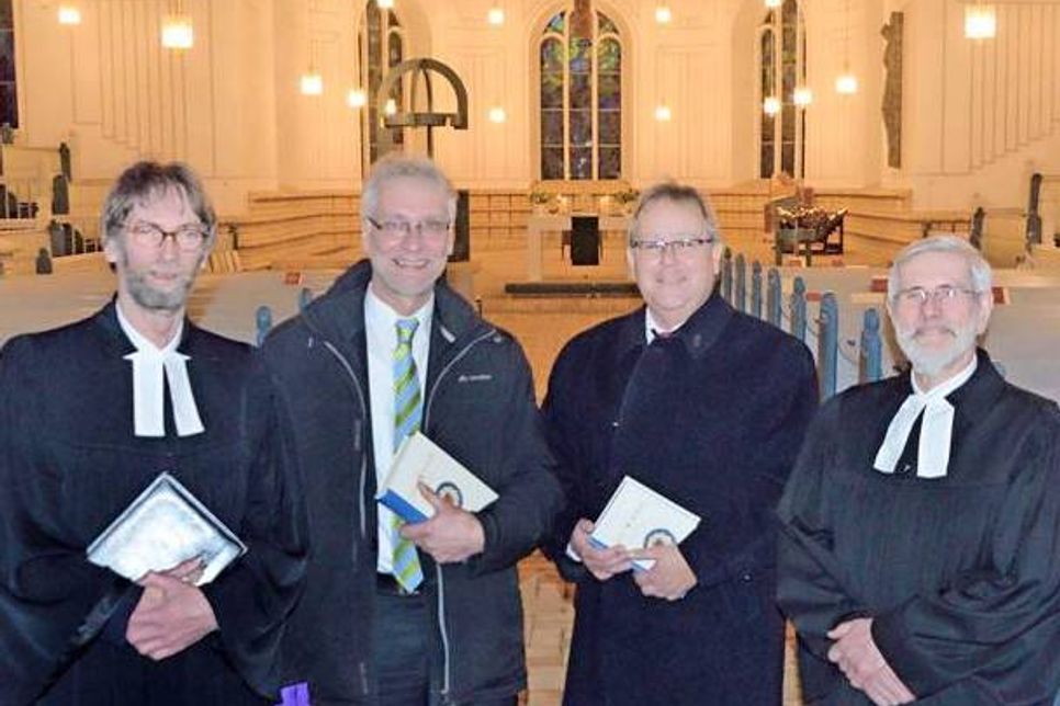 Pastor Ulrich Gradert (l.) und Pastor Dietmar Sprung leiteten die Verabschiedung und Vereidigung von Bürgermeister Jens Paustian und seinem Nachfolger Lars Winter (r.) mit einem Gottesdienst in der Nikolaikirche ein.