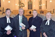 Pastor Ulrich Gradert (l.) und Pastor Dietmar Sprung leiteten die Verabschiedung und Vereidigung von Bürgermeister Jens Paustian und seinem Nachfolger Lars Winter (r.) mit einem Gottesdienst in der Nikolaikirche ein.