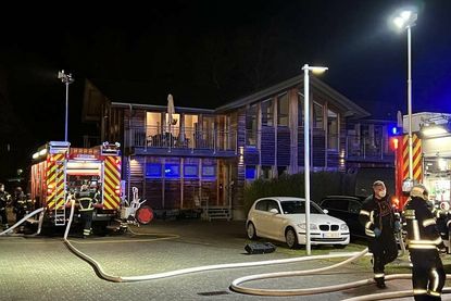 Gegen 23.30 Uhr konnte der Einsatz der Feuerwehr beendet werden. Das mit Holz verkleidete Haus ist nicht mehr bewohnbar.