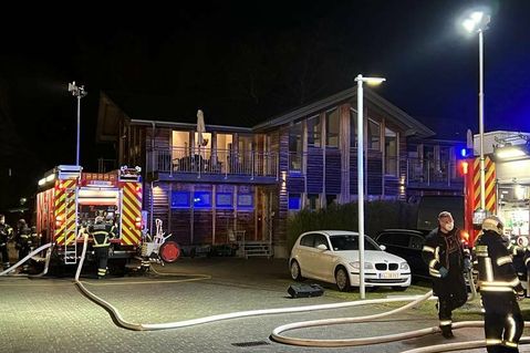 Gegen 23.30 Uhr konnte der Einsatz der Feuerwehr beendet werden. Das mit Holz verkleidete Haus ist nicht mehr bewohnbar.