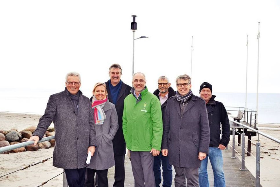 Bürgermeister Volker Owerien (von links), Dr. Silke Katharina Berger, Dr. Lothar Oelert, Projektleiter Helmut Grawe (alle innogy), Ralf Liedke (Nordeon GmbH - Vulkan), Kommunalbetreuer Dietmar Schindowski (innogy) und Peer Langemak (noordforce GmbH &amp; Co KG) bei der Präsentation der neuen Öko-Leuchte (im Hintergrund). (Foto: René Kleinschmidt)