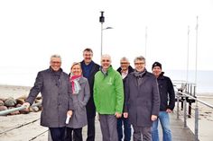 Bürgermeister Volker Owerien (von links), Dr. Silke Katharina Berger, Dr. Lothar Oelert, Projektleiter Helmut Grawe (alle innogy), Ralf Liedke (Nordeon GmbH - Vulkan), Kommunalbetreuer Dietmar Schindowski (innogy) und Peer Langemak (noordforce GmbH &amp; Co KG) bei der Präsentation der neuen Öko-Leuchte (im Hintergrund). (Foto: René Kleinschmidt)