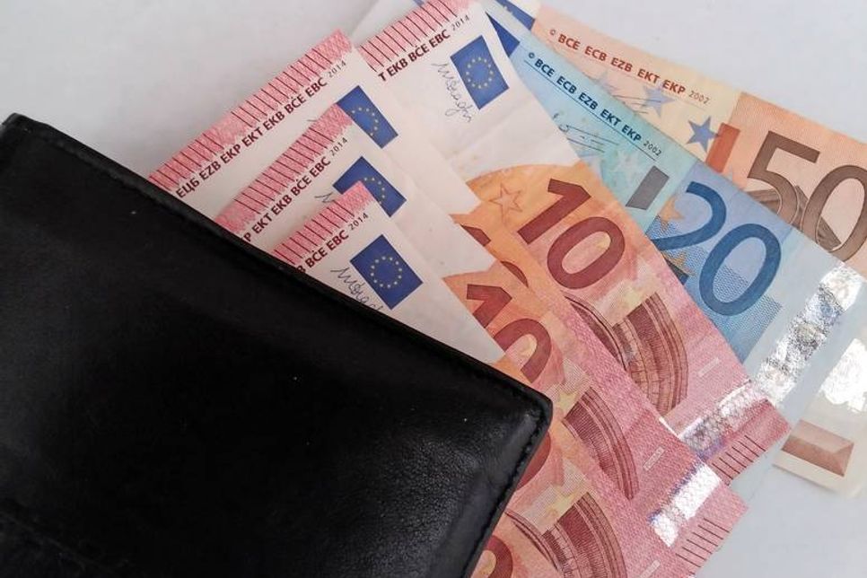 Mit einem Onlinekredit können Verbraucher tatsächlich bares Geld sparen.