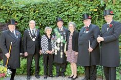 Dritt Öllst Uwe Friedrich Wolters, Bürgermeister und Gildebruder Martin Voigt, Gildeschwester Ursula Reinhold, Majestät Günter Reinhold, Bürgervorsteherin und Gildeschwester Susanne Knees, Ierst Öllst Ottmar Smets und Tweet Öllst Hans-Peter Flindt im Mai 2019 im Rathausgarten.