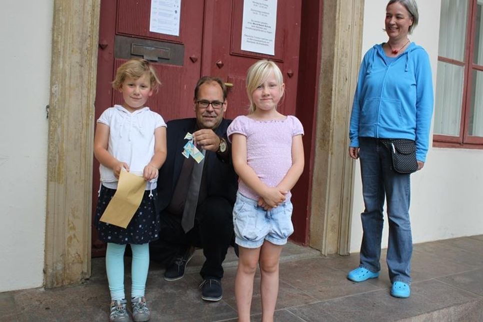 Pauline Albrecht, Bürgermeister Mirko Spieckermann, Lia Albrecht und Heike Rhein (v. lks.) bei der bei der Schleifen-Überführung vor dem Rathaus.