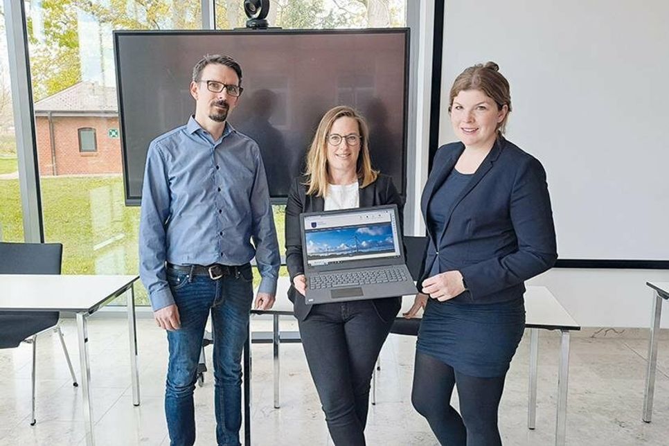 Stockelsdorfs Bürgermeisterin Julia Samtleben (rechts) freut sich über die weiteren Fördermittel, die ihre Rathaus-Mitarbeiter in die Gemeinde geholt haben.