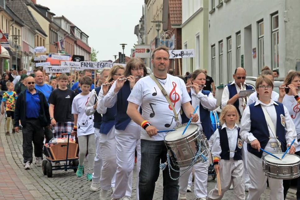 Der Neustädter Spielmannzug begleitete die teilnehmenden Teams zum Austragungsort, dem Sportplatz am Gogenkrog.