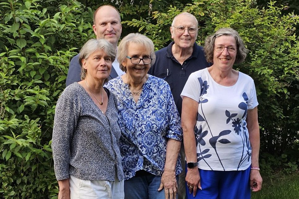 Der neu zusammengesetzte Vorstand (v. lks.), bestehend aus 1. Vorsitzender Dr. Gundula Maasberg-Metzker, Kassenwart Timo Schöning, 2. Vorsitzender Jutta Wehle, Beisitzer Dr. Udo Kalbe und Schriftführerin Sybille Seyer.