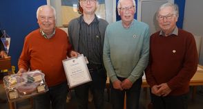 Treue Mitglieder des TSV Lensahn: Heiko Marsen, Karsten Wittorf, Oswald Grümmer und Markus Junge (v. lks.).