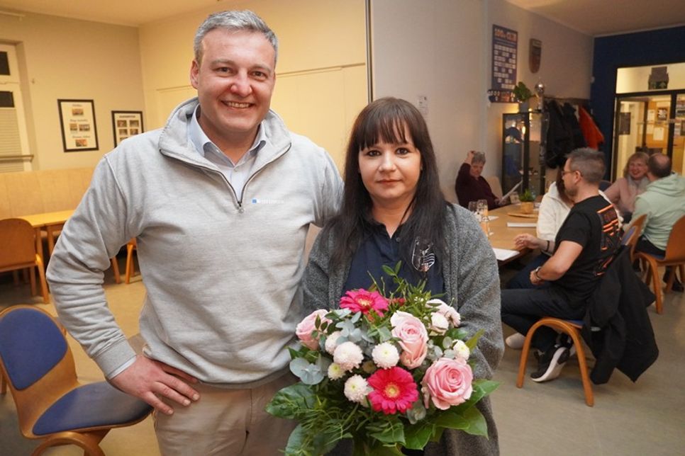 1. Vorsitzender Maximilian Sell gratulierte Jennifer Socha zum Erhalt der Goldenen Leistungsnadel.