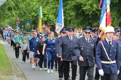 Mit zahlreichen Fahnenabordnungen ging es einmal durchs ganze Dorf bis zum Sportplatz.