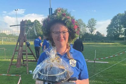 Schon nach dem ersten Schuss des Königsschießens konnte Janne Langtim zur neuen Bürgerkönigin 2024/25 mit der traditionellen Blumenkrone gekrönt werden.