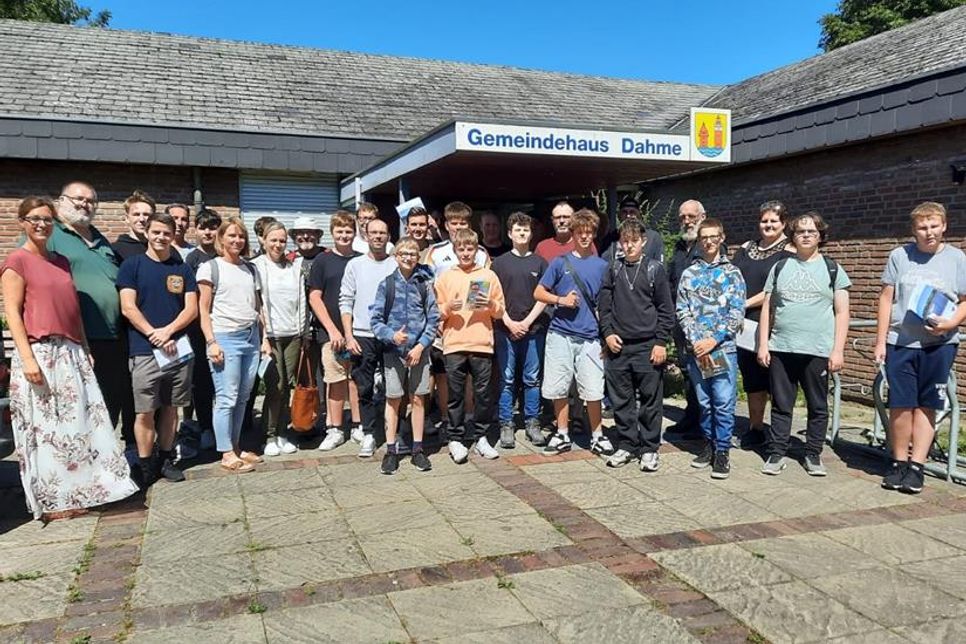 Die erfolgreichen Teilnehmerinnen und Teilnehmer des Fischereischeinlehrganges.