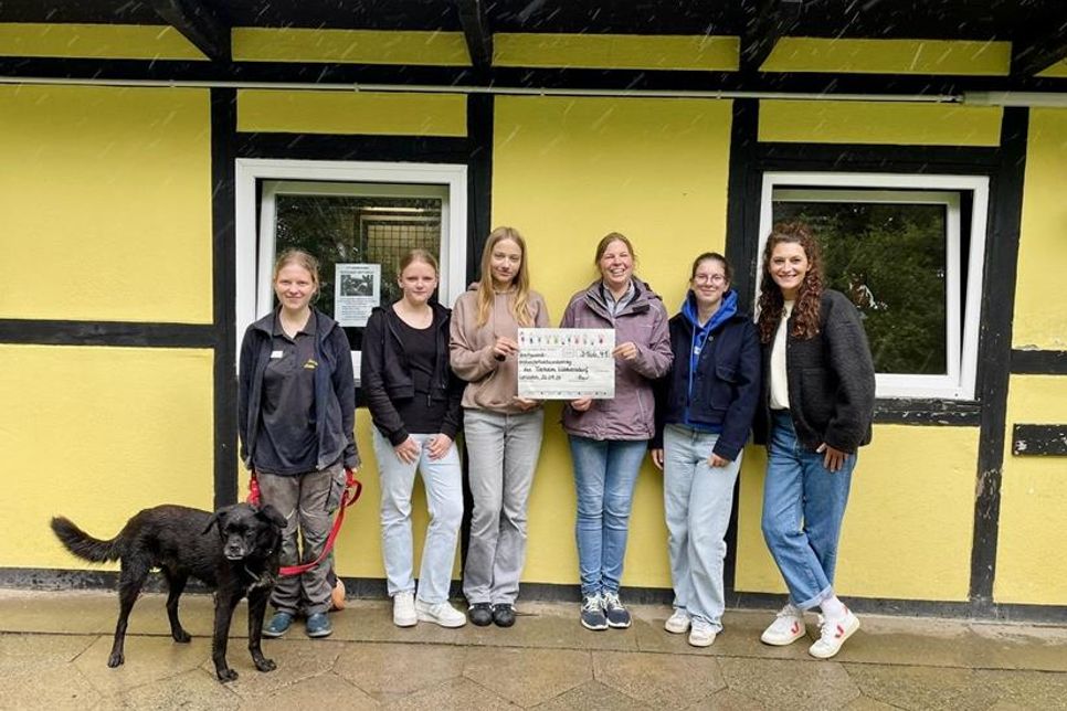 Lina Christensen (Auszubildende), Mia-Sophie Hilbert (Schülersprecherin, 9a), Julie Radzwill (Schülersprecherin, 9a), Christine Mann (Tierheimleitung), Anna-Lucia Poppe (Schülersprecherin, 9a), Kristin Aissen (Lehrerin an der GGemS Lensahn) (v. lks.).