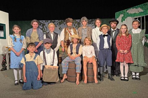 14 junge Darsteller stehen beim diesjährigen Weihnachtsmärchen in tollen Kostümen auf der Bühne in der Kulturscheune.