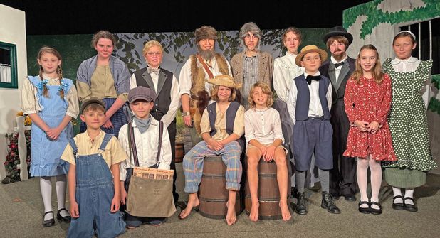 14 junge Darsteller stehen beim diesjährigen Weihnachtsmärchen in tollen Kostümen auf der Bühne in der Kulturscheune.