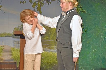 Lehrer Dobbins (Johanna Rakel) bestraft den frechen Tom Sawyer (Piet Schuppe).