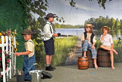 Tom (Piet Schuppe) flüstert Becky (Smilla Paulsen) Liebeleien ins Ohr.