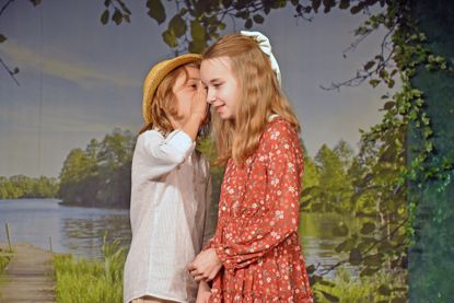 Tom (Piet Schuppe) flüstert Becky (Smilla Paulsen) Liebeleien ins Ohr.