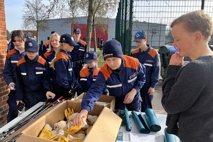 Beim Bauamt wurden die Helfer mit allen notwendigen Utensilien versorgt.