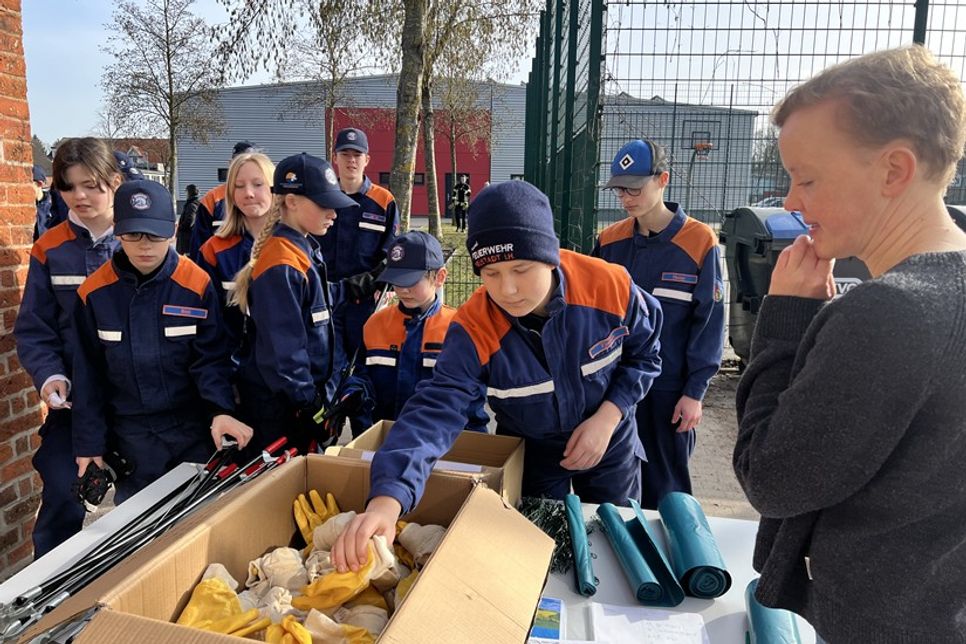 Beim Bauamt wurden die Helfer mit allen notwendigen Utensilien versorgt.