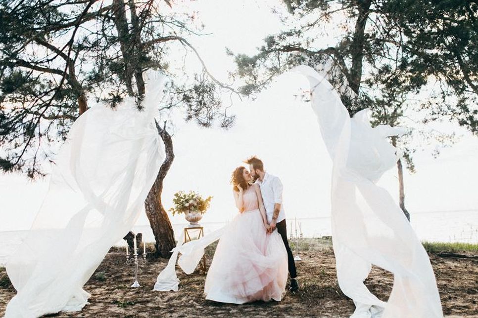 Besonders intime und kleine Feiern und sogenannte Destination Weddings liegen 2024 im Trend.