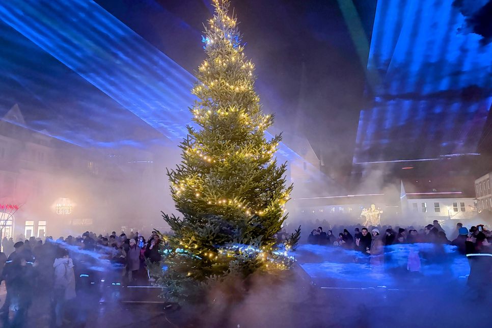 Mit einer imposanten Lasershow am Tannenbaum wurde die „Lichterstadt Eutin“ am Montag eröffnet.