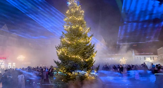 Mit einer imposanten Lasershow am Tannenbaum wurde die „Lichterstadt Eutin“ am Montag eröffnet.