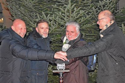 Mit einem Push auf den Buzzer gaben Marc Mißling vom Sponsor Stadtwerke Eutin, Tourismuschef Michael Keller, Bürgermeister Sven Radestock und der WVE-Vorsitzende Hans-Wilhelm Hagen (v.l.) den Stadtschuss für die Lichterstadt.