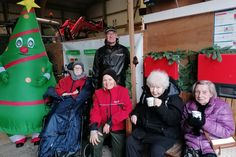 Unterm Dach gut geschützt vor dem Regen freute sich die Gruppe aus dem Haus „Ostseeblick“ über die Einladung von Silke (3.v.re.)  und Tim Voß.
