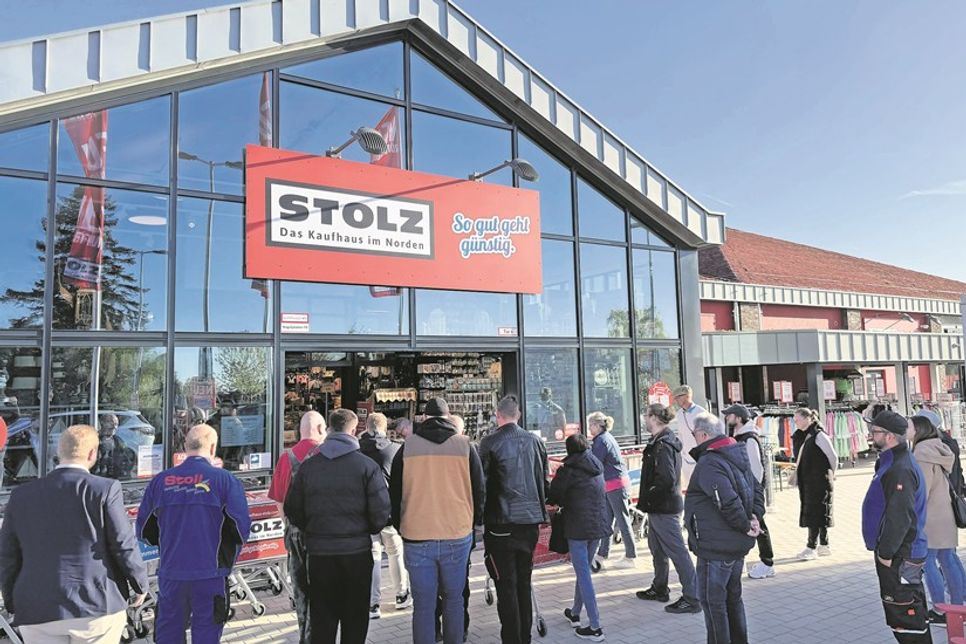 Großer Andrang zur Eröffnung: Zahlreiche Besucher warteten vor dem Eingang, um einen ersten Blick in das neue Kaufhaus Stolz zu werfen.