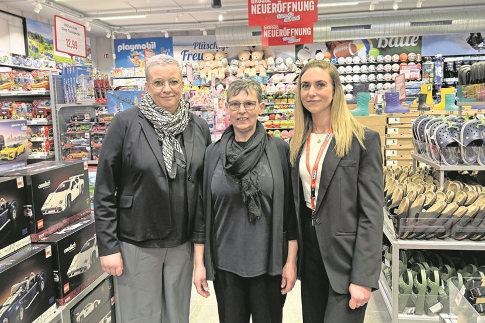 Regionalleiterin Ivonne Ortmann (v. lks.), Filialleiterin Tanja Melzer und ihre Stellvertreterin Lena Plath sind künftig die Ansprechpartnerinnen vor Ort.
