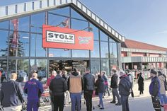 Großer Andrang zur Eröffnung: Zahlreiche Besucher warteten vor dem Eingang, um einen ersten Blick in das neue Kaufhaus Stolz zu werfen.